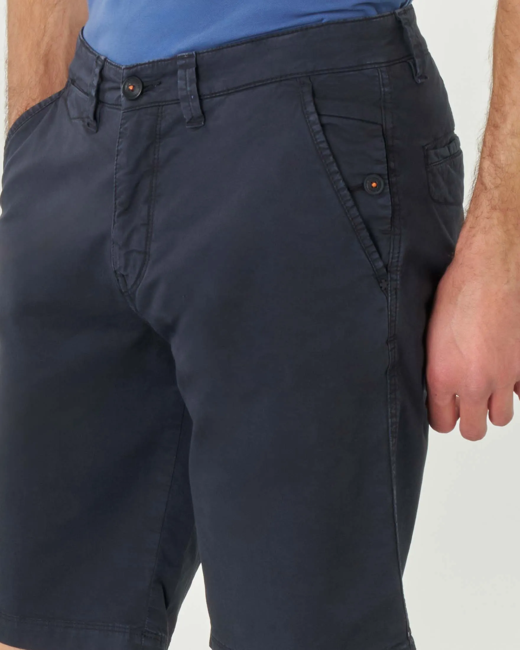 Bermuda chino blu in gabardina di cotone stretch