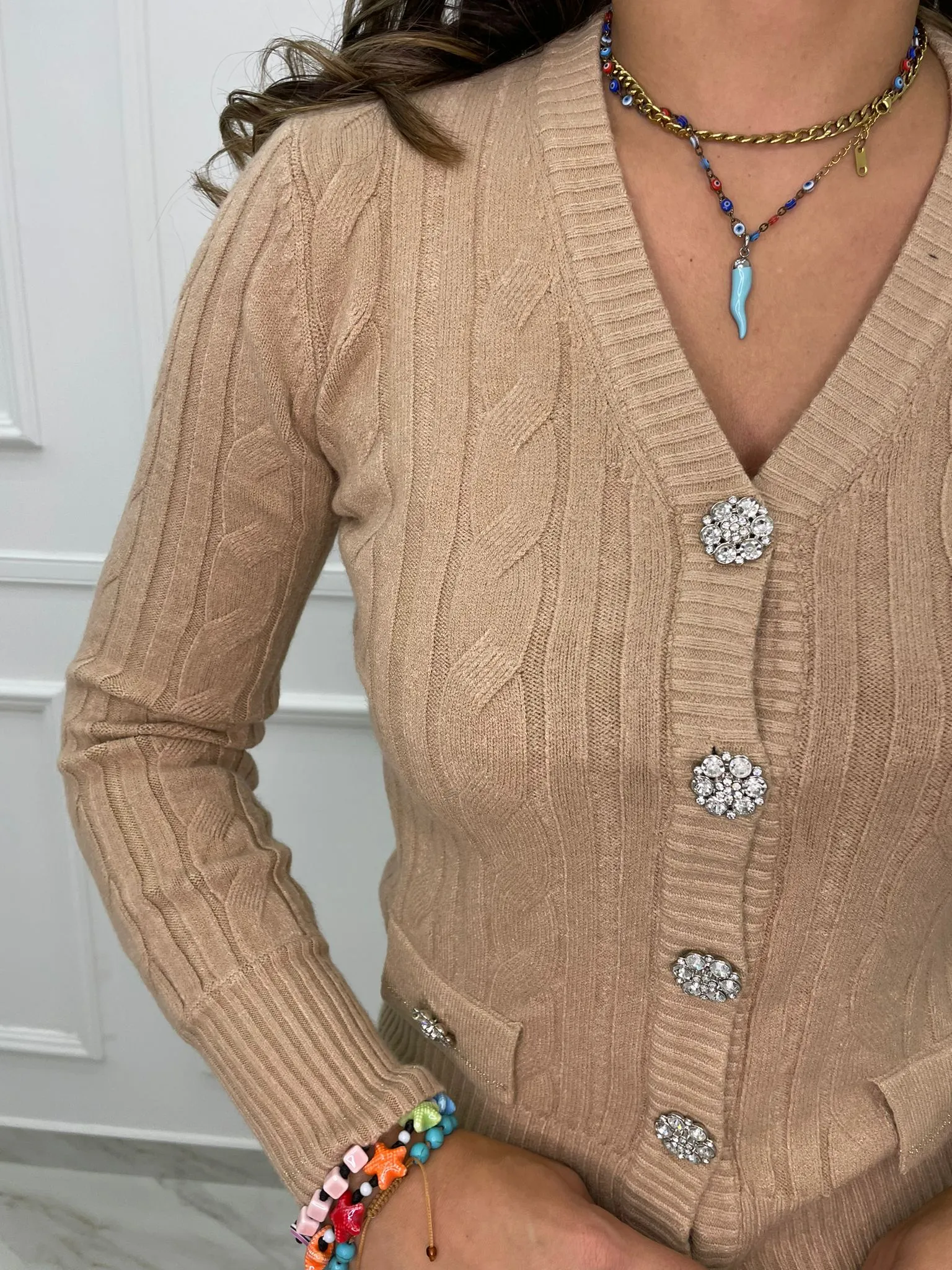 Cardigan tinta unita trama treccia con bottoni gioiello