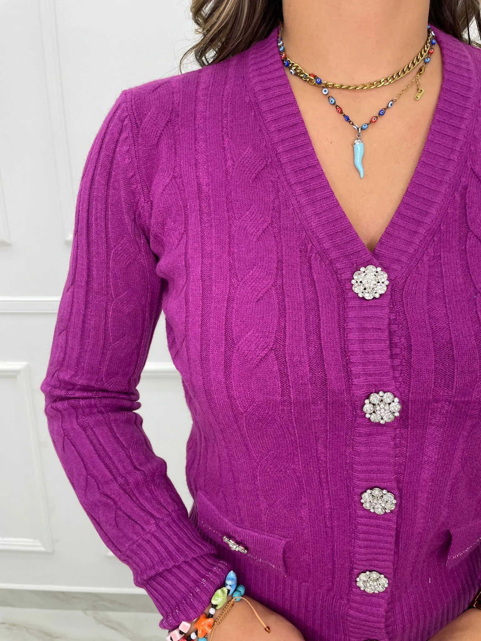 Cardigan tinta unita trama treccia con bottoni gioiello