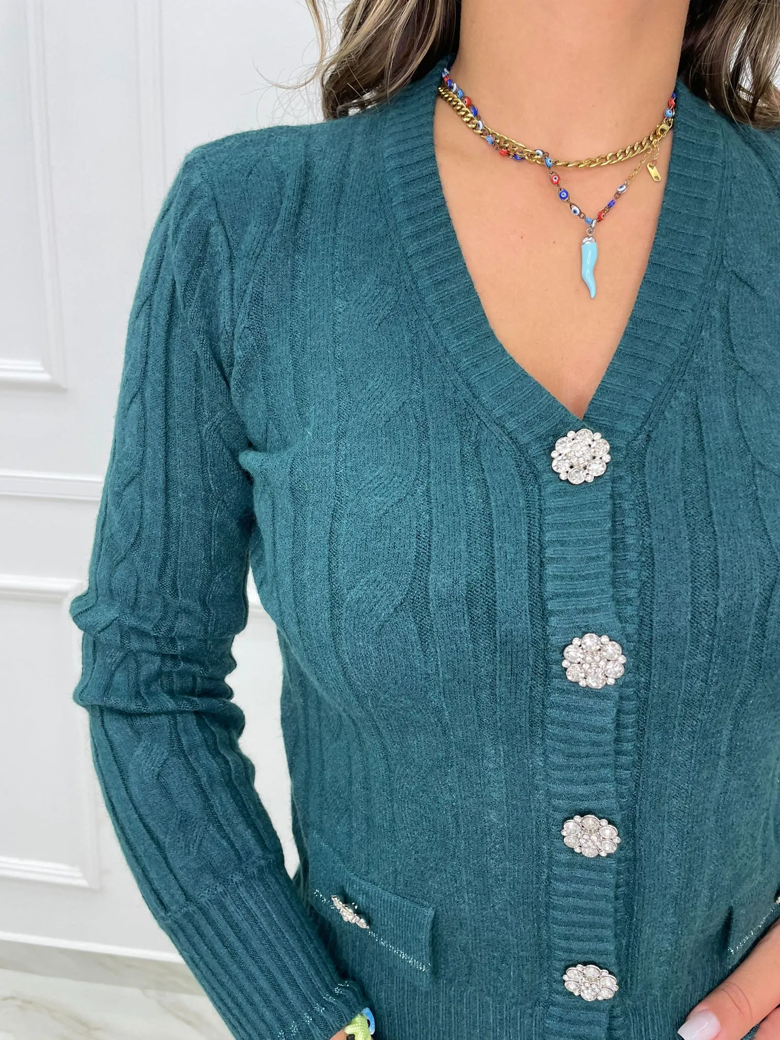 Cardigan tinta unita trama treccia con bottoni gioiello