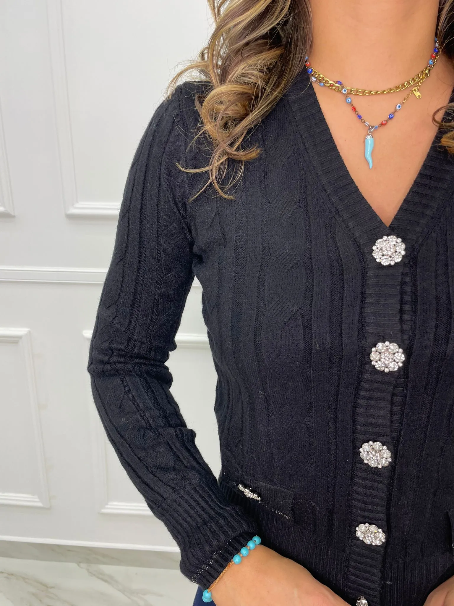 Cardigan tinta unita trama treccia con bottoni gioiello