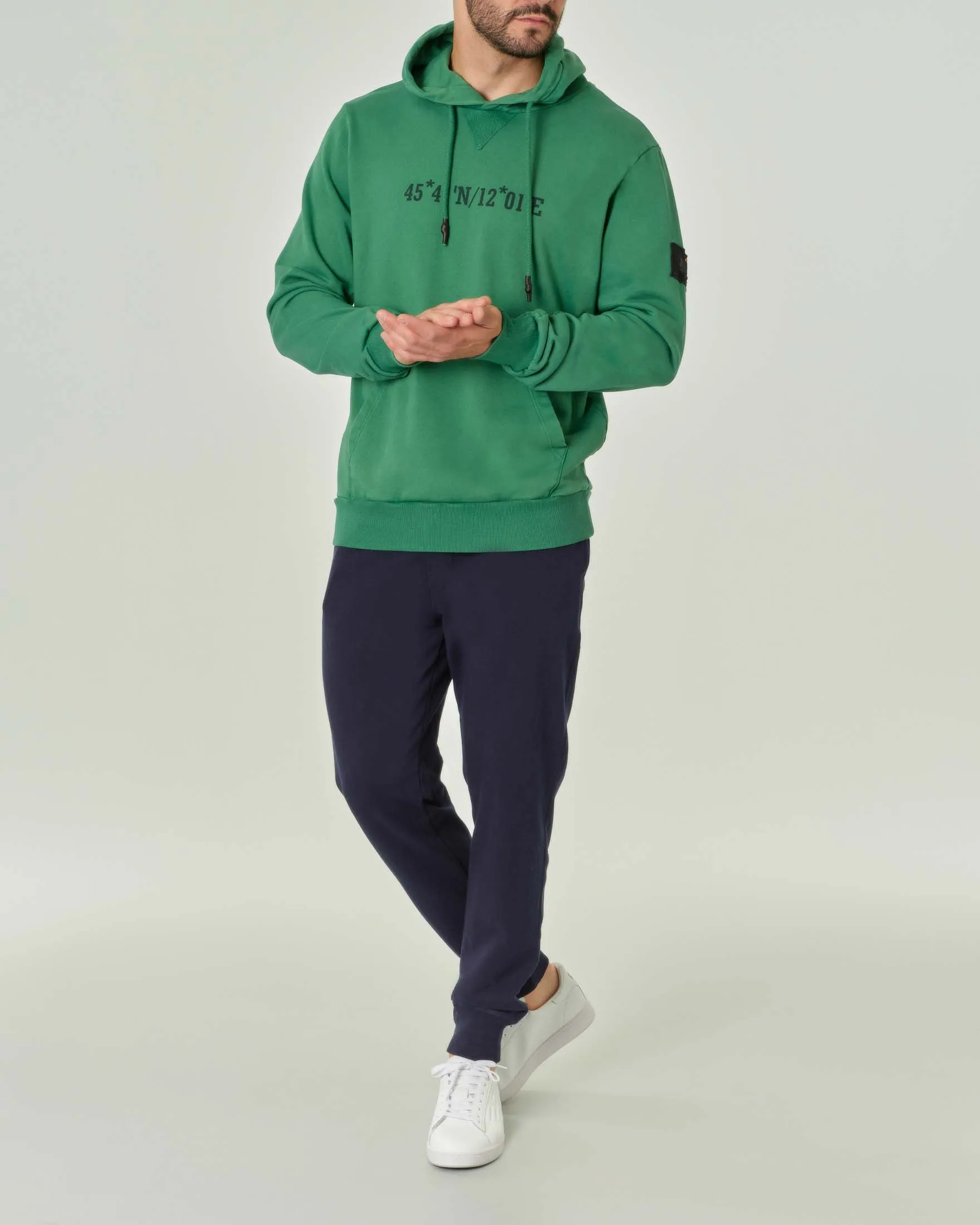 Felpa verde con cappuccio e tasche a marsupio con stampa coordinate