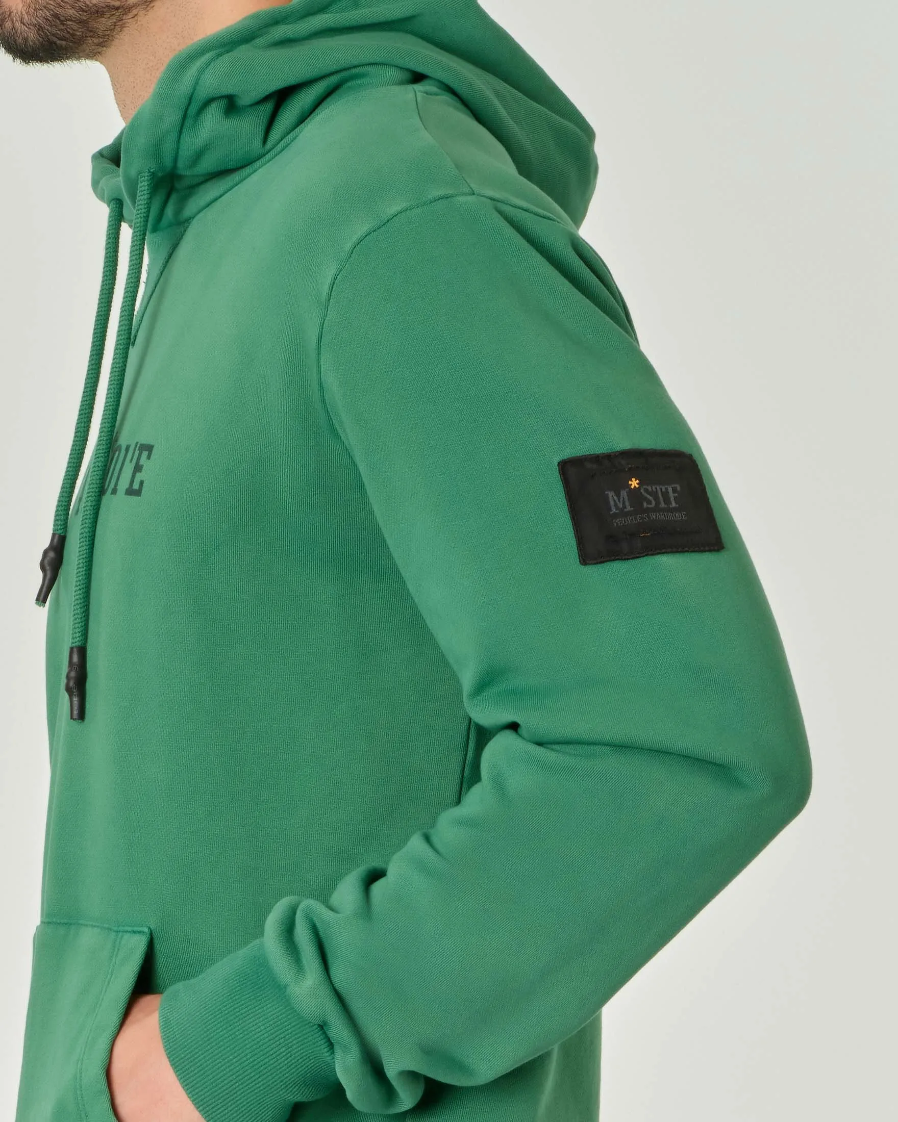 Felpa verde con cappuccio e tasche a marsupio con stampa coordinate