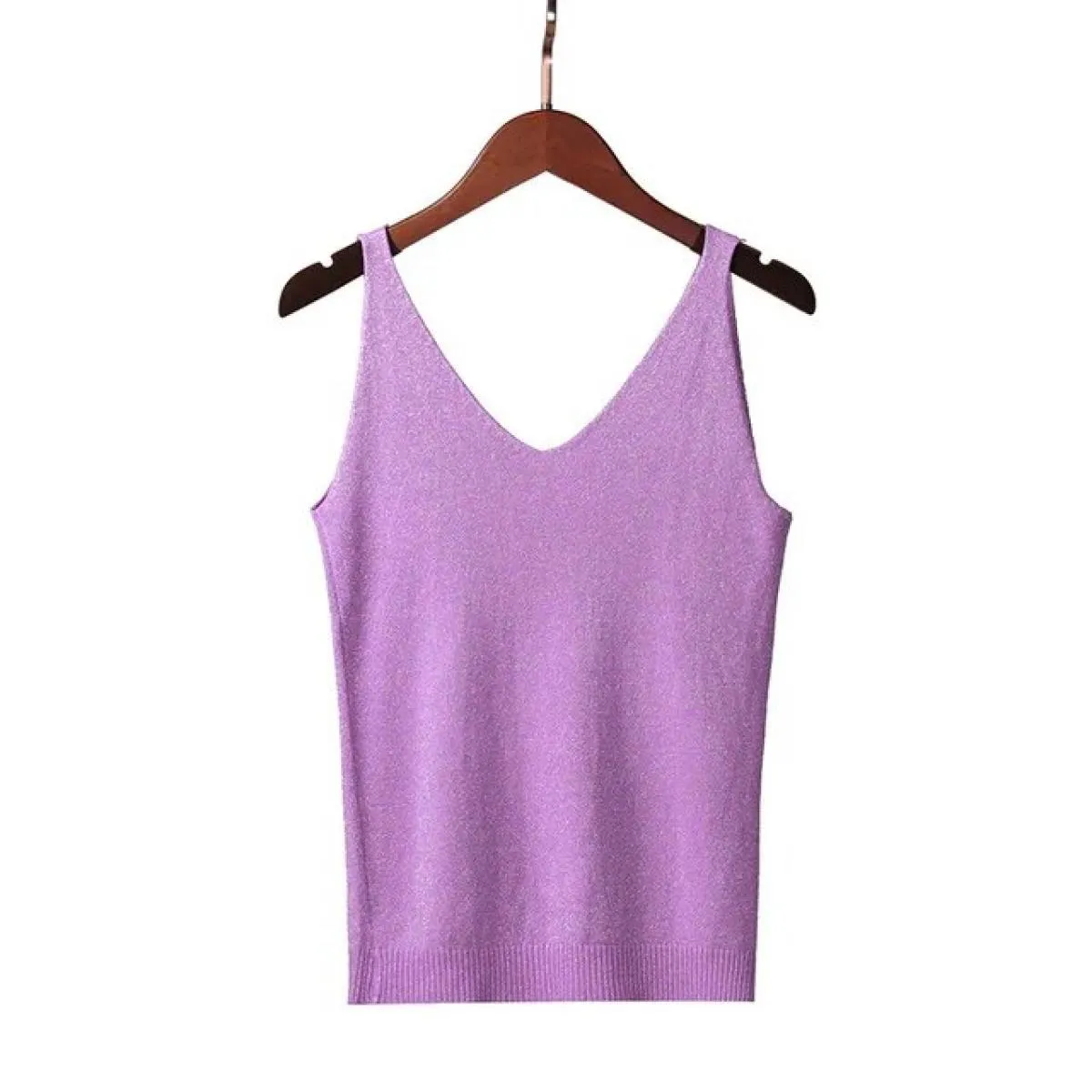 Gilet in maglia brillante da donna con scollo a V estivo alla caviglia che indossa una maglietta senza maniche