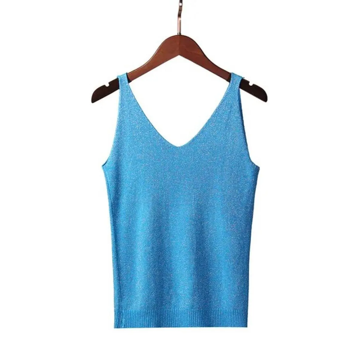 Gilet in maglia brillante da donna con scollo a V estivo alla caviglia che indossa una maglietta senza maniche