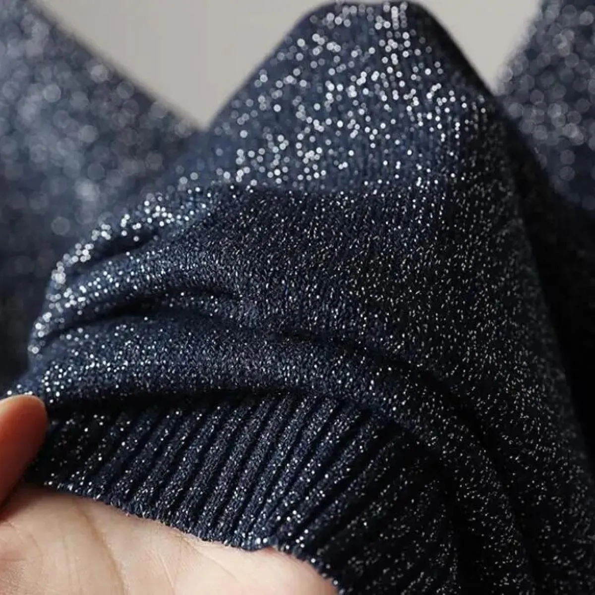 Gilet in maglia brillante da donna con scollo a V estivo alla caviglia che indossa una maglietta senza maniche