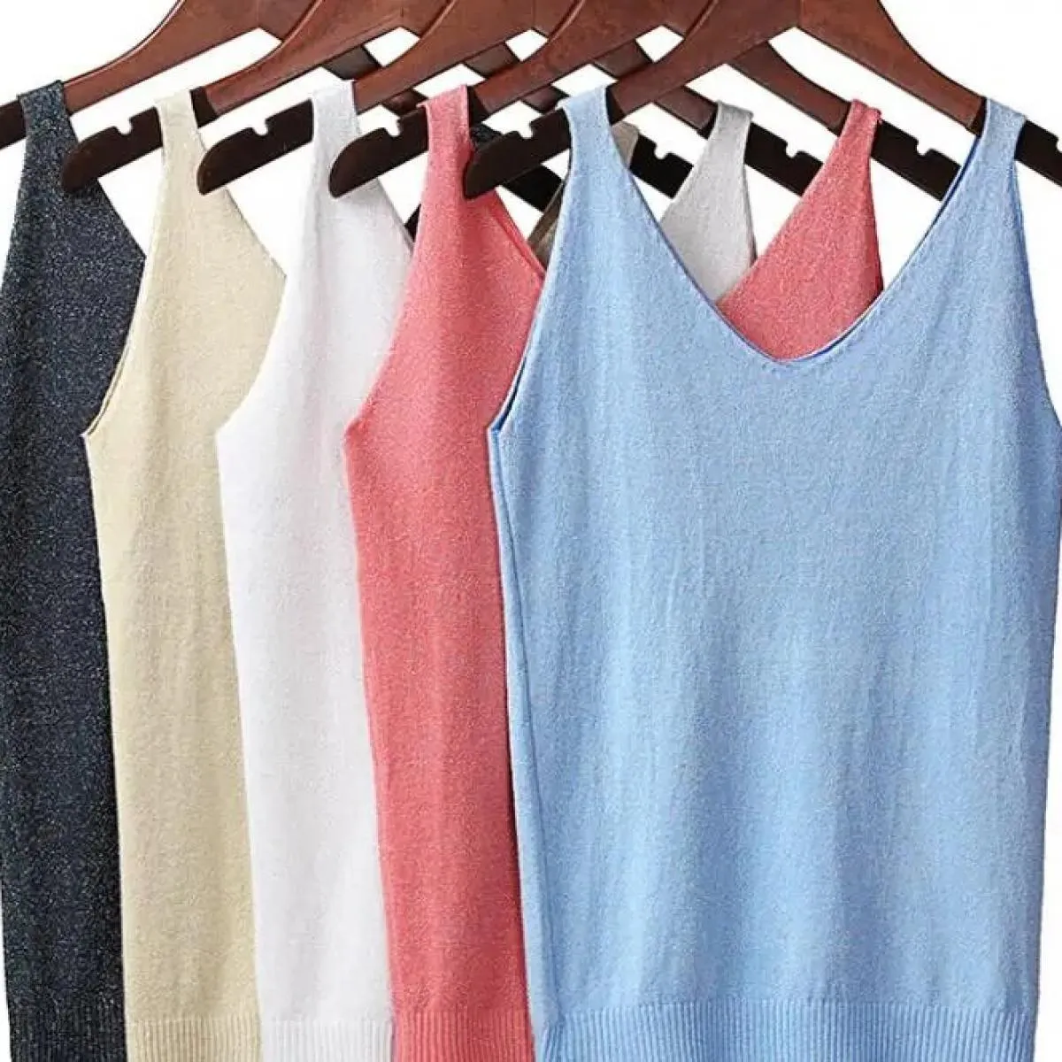 Gilet in maglia brillante da donna con scollo a V estivo alla caviglia che indossa una maglietta senza maniche