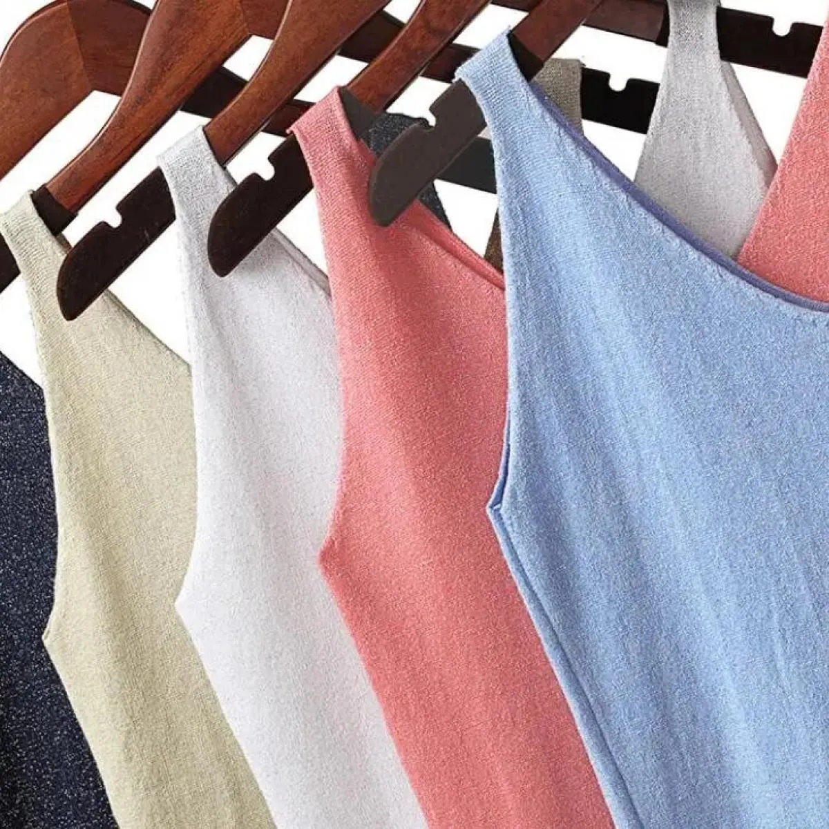 Gilet in maglia brillante da donna con scollo a V estivo alla caviglia che indossa una maglietta senza maniche