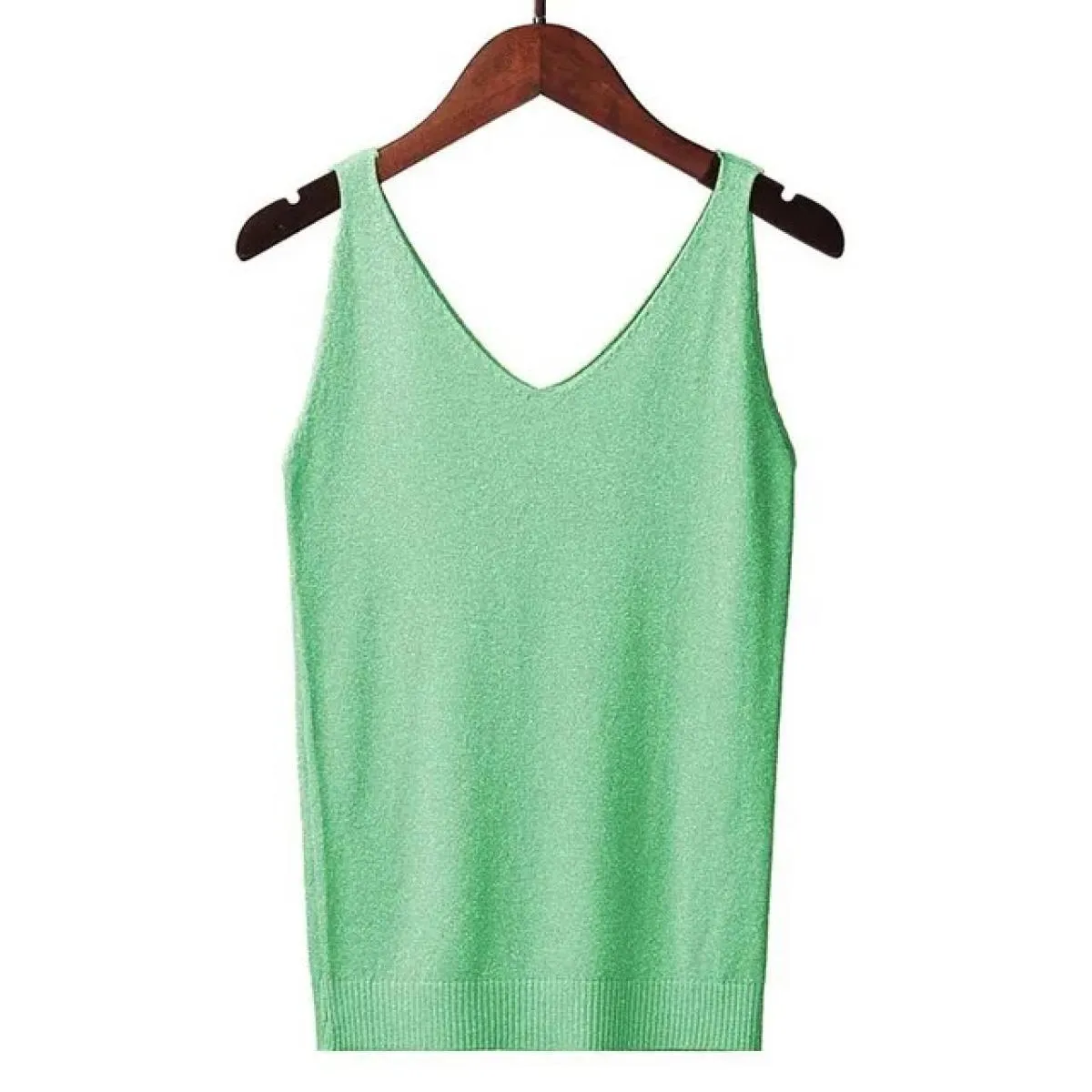Gilet in maglia brillante da donna con scollo a V estivo alla caviglia che indossa una maglietta senza maniche