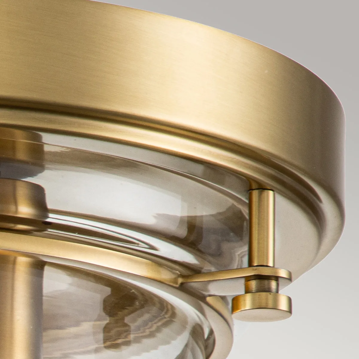 Quoizel  Plafoniera grande per bagno con struttura in acciaio e campana in vetro a 3 luci Whistling - 40W