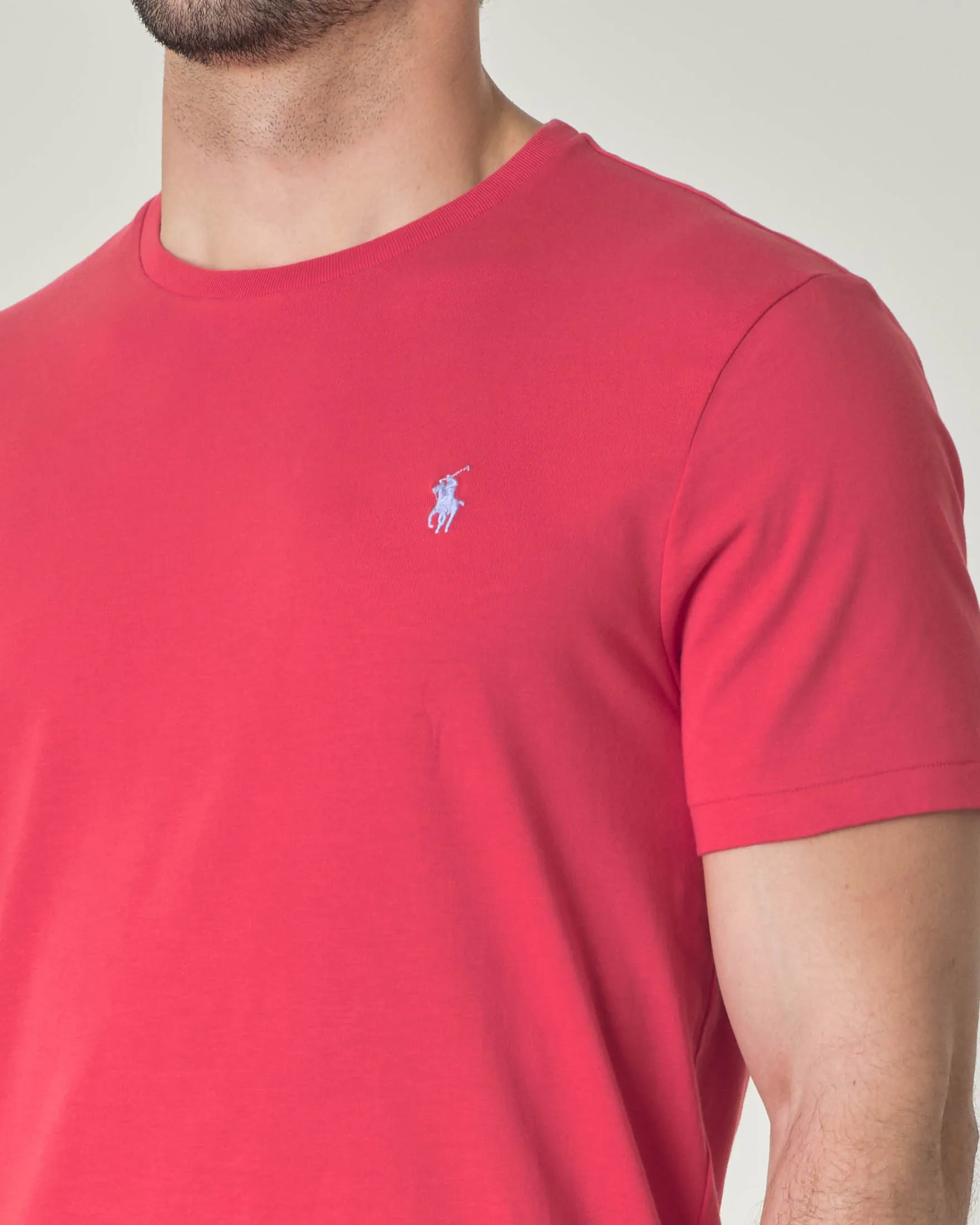 T-shirt corallo mezza manica custom slim-fit con logo pony celeste