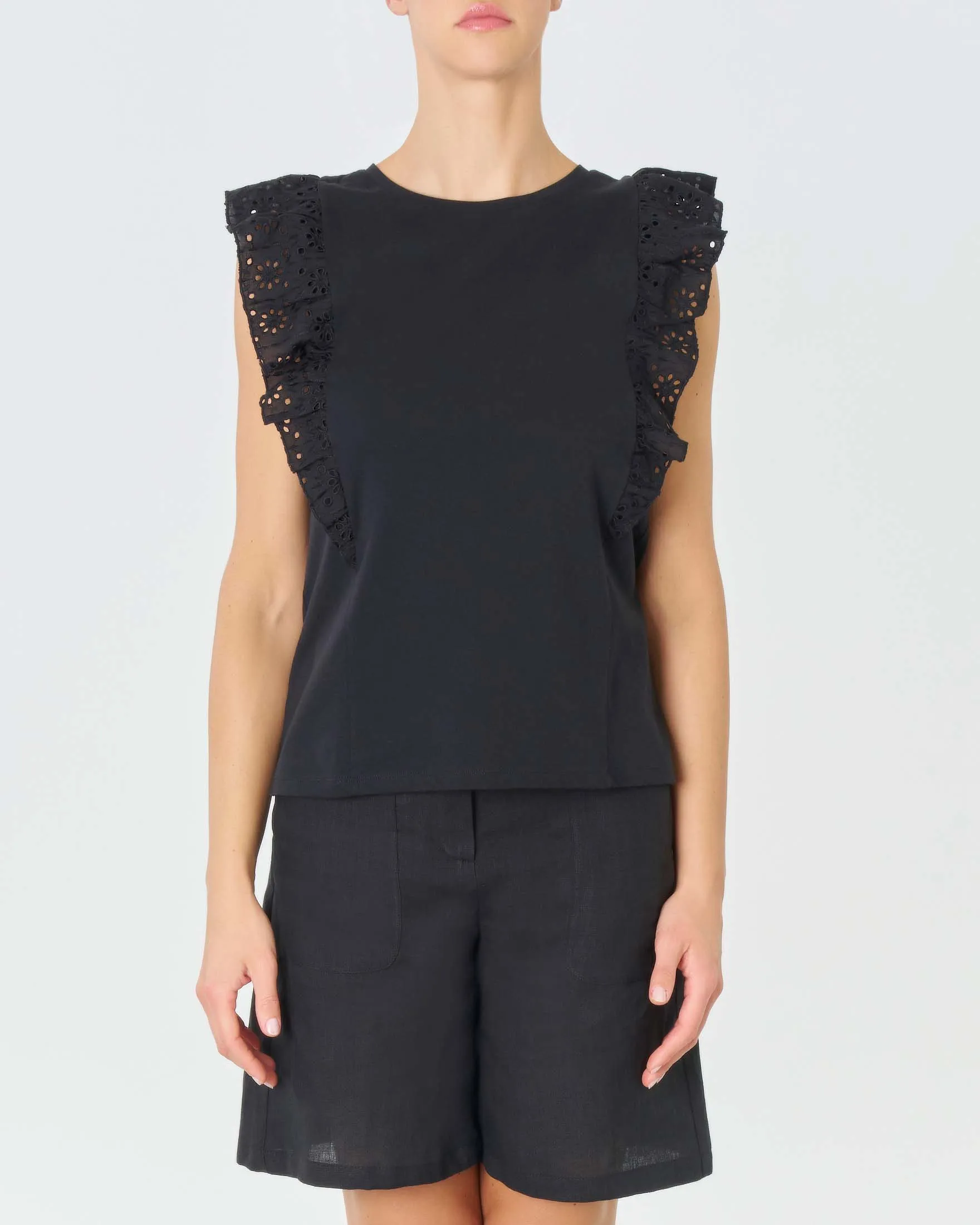 T-shirt nera in cotone con maniche a volant in pizzo Sangallo