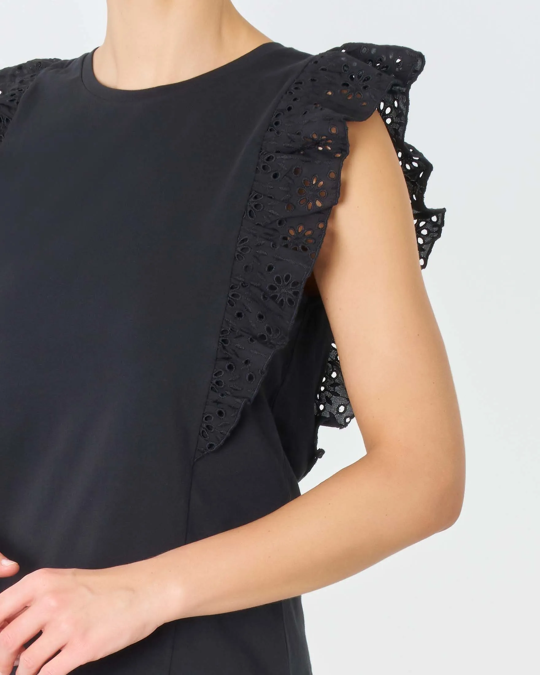 T-shirt nera in cotone con maniche a volant in pizzo Sangallo